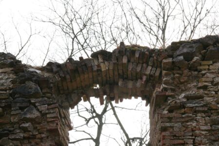 PRVÁ ČASŤ: porovnávačky PRED a PO. Kláštor pred. Tento záklenok bol predmetom stávky, či počas zimy 2012/2013 padne. Nepadol. Ale...