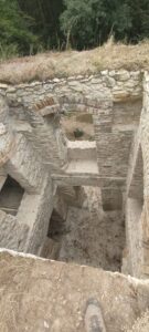 Vnútro miestnosti opraveného JV rizalitu bez lešenia, stav 2022 Vnútro opraveného JV rizalitu bez lešenia, stav 2022