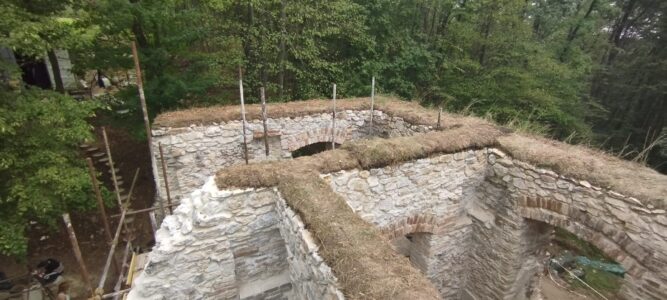 Zatrávnené koruny rizalitu, stav 2022